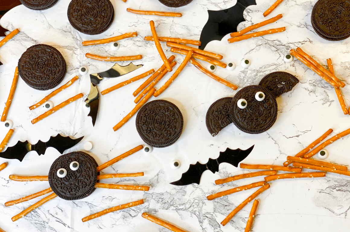 Simple-Oreo-Bats-Spiders-on-kitchen-table